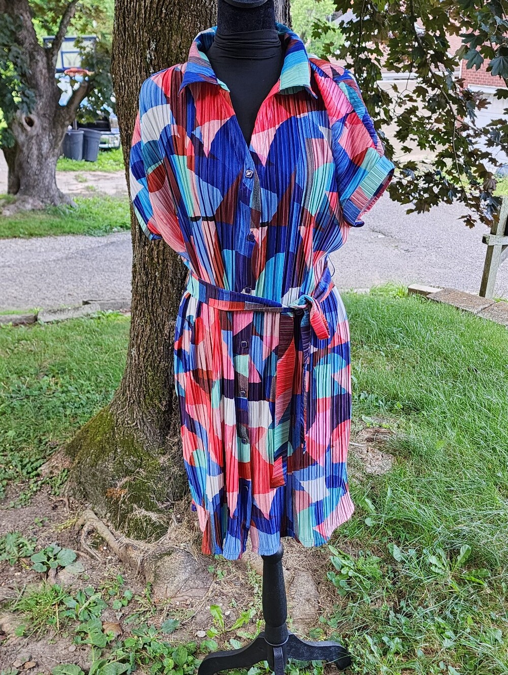 Vibrant pleated caftan-style dress featuring a bold abstract geometric print Sm